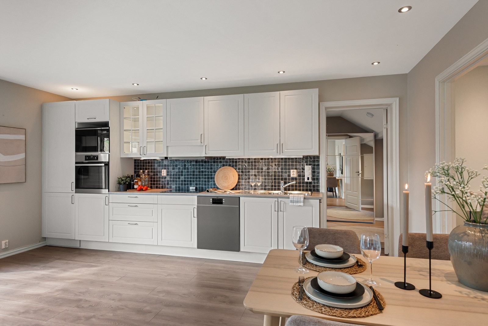 Lys kjøkkeninnredning. Galleribilde