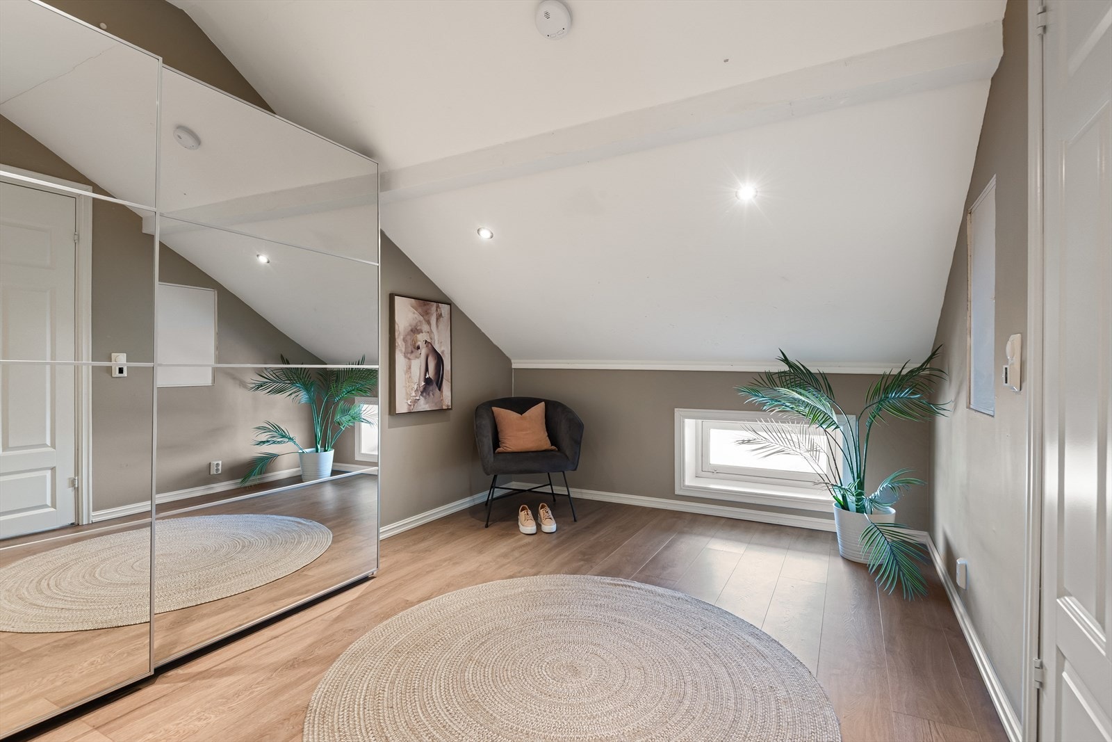 Gang med skyvedørsgarderobe. Galleribilde