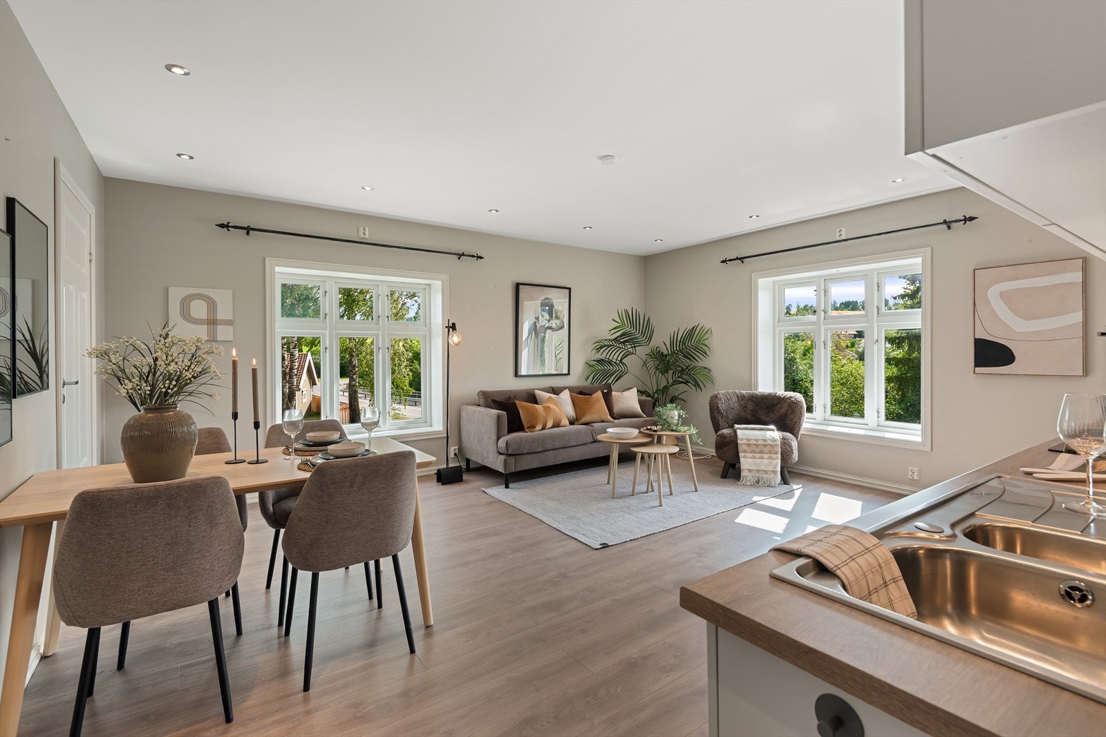 Åpent mellom kjøkken og stue. Galleribilde