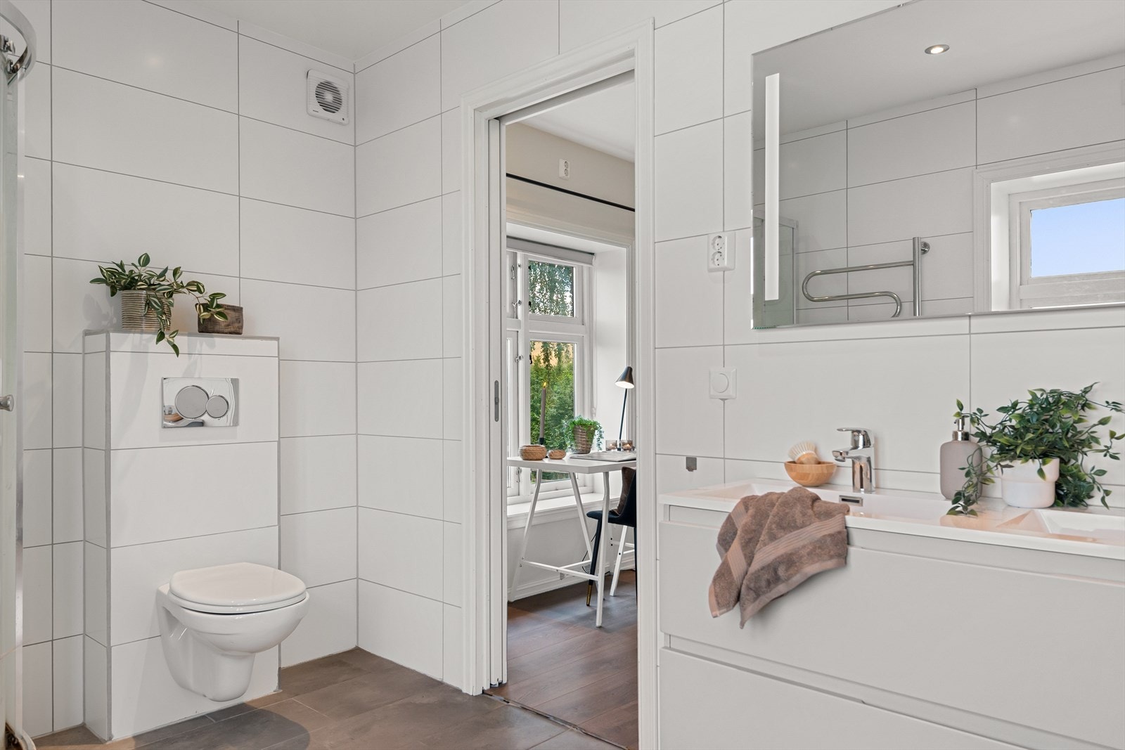 Bad med dusj og vegghengt tolalett. Galleribilde