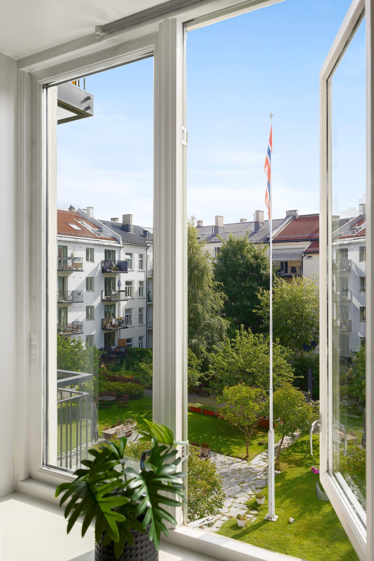 Fra kjøkkenet har du utsikt til den grønne og trivelige bakgården. Galleribilde