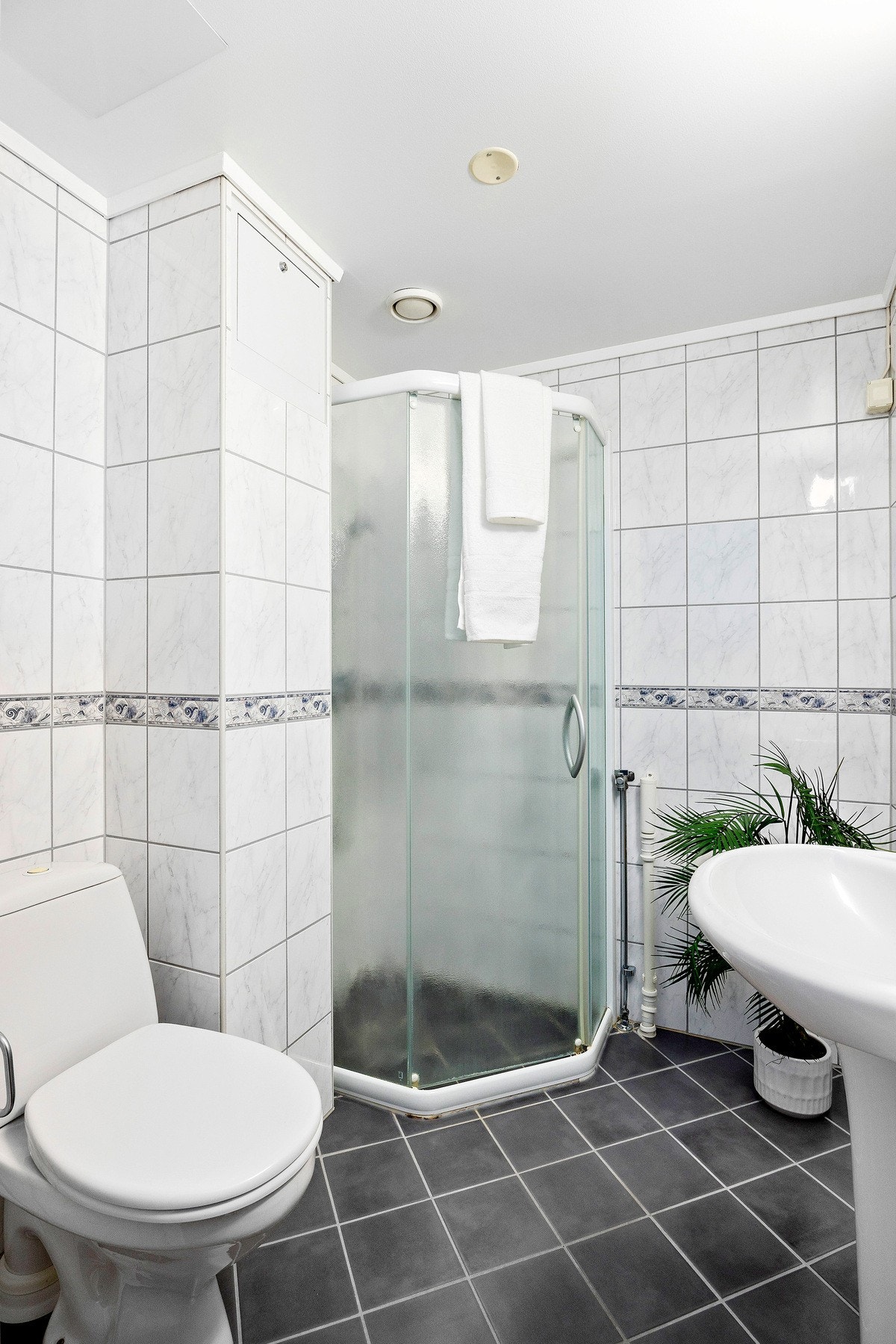 Pent helfliset bad med varmekabler. Galleribilde