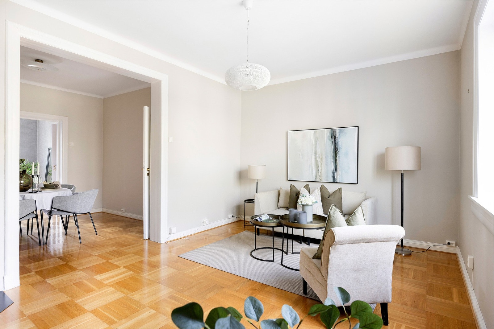 Stuen er lys og luftig. Galleribilde