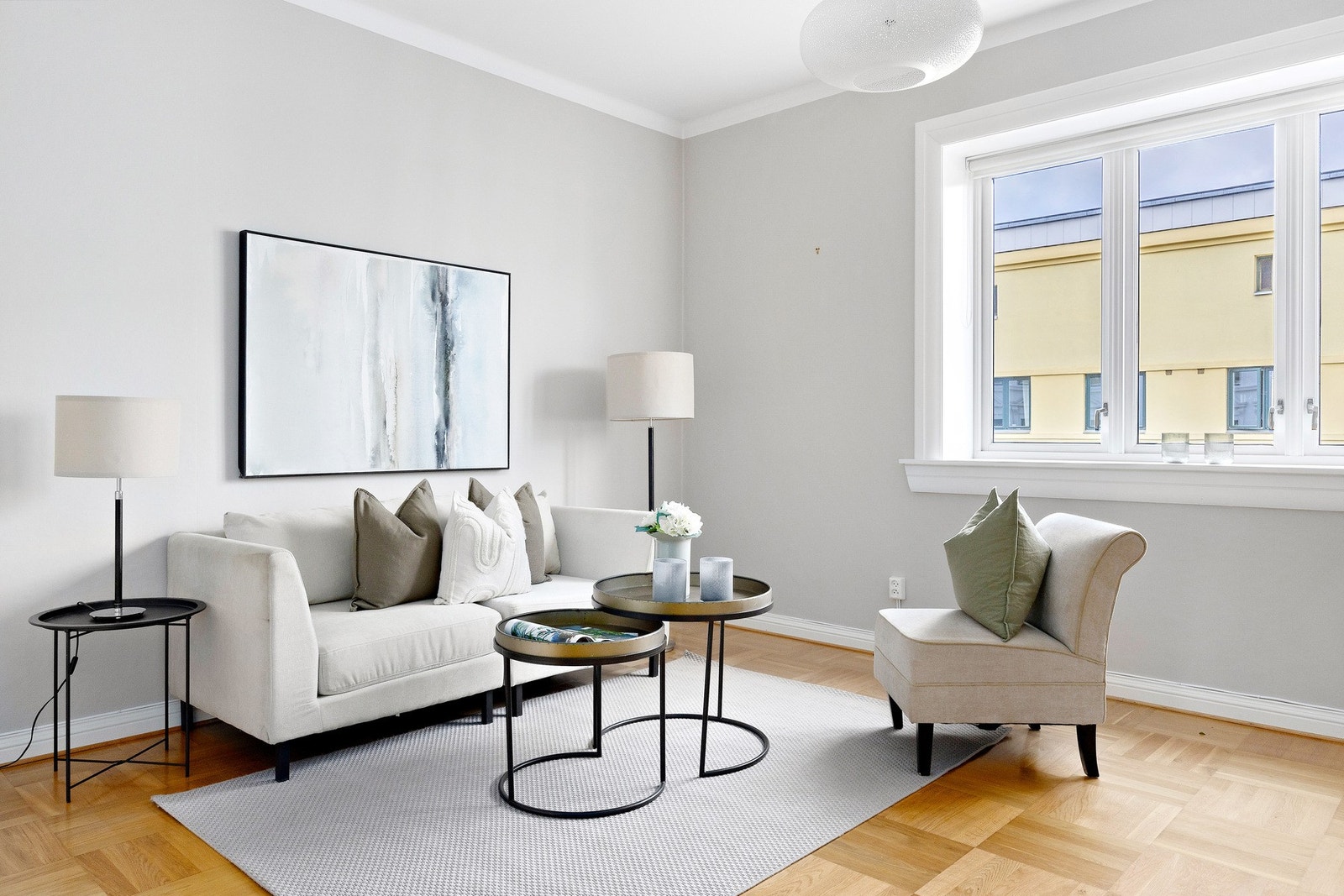 Her har du god takhøyde, peis og balkong. Galleribilde