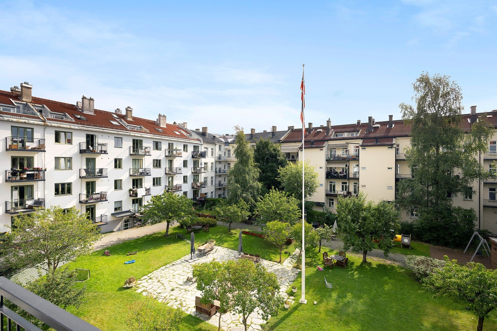 Fra balkongen har du utsikt mot den nydelige bakgården. Galleribilde