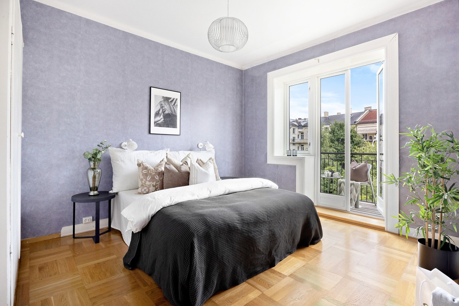 Her er det rikelig med plass til en dobbeltseng, garderobe og øvrig møblering. Galleribilde