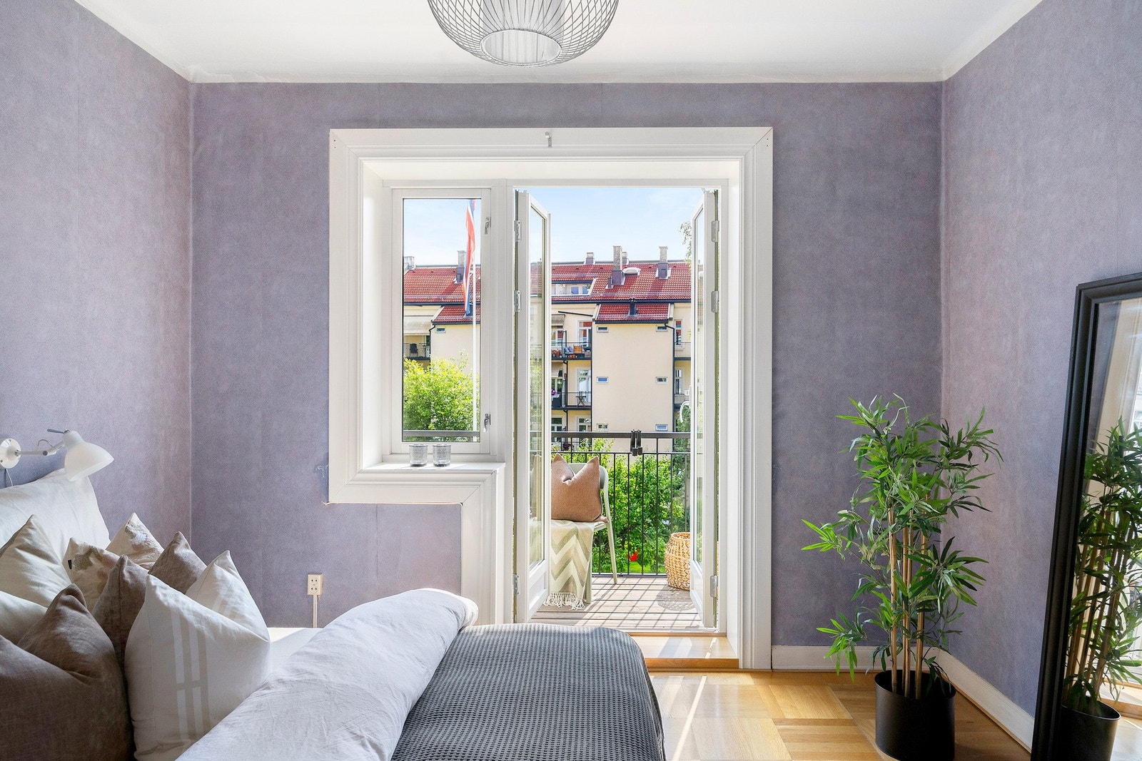 Fra soverommet er det utgang til en koselig overbygd balkong på 3 kvm. Galleribilde