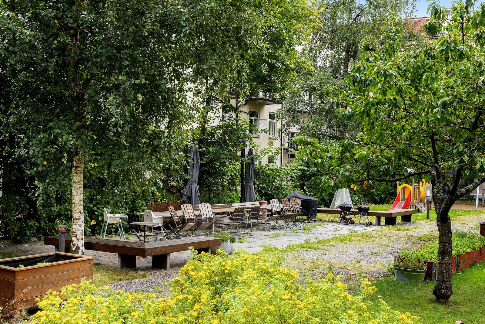 Bakgården. Galleribilde