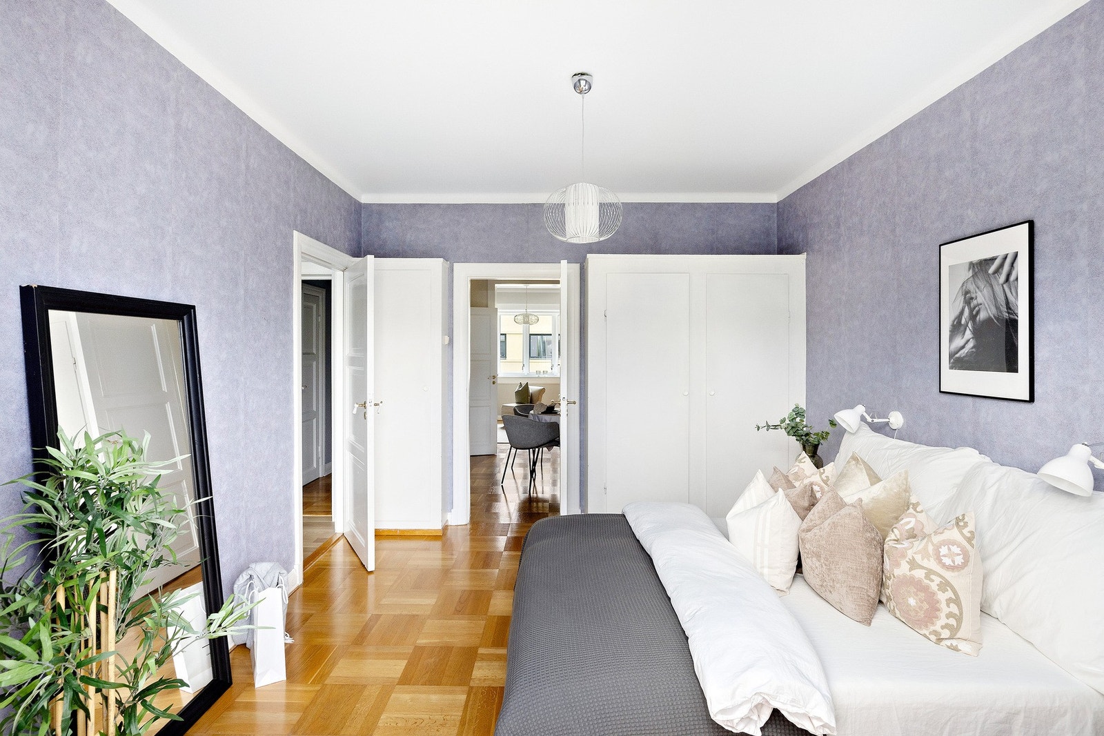 Boligen har ett stort og luftig soverom. Galleribilde