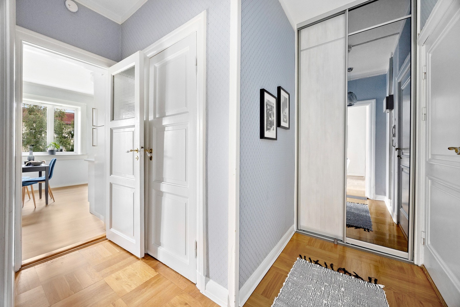 Velkommen inn! Lys entré med god plass til oppbevaring av sko og yttertøy i integrert garderobeskap. Galleribilde