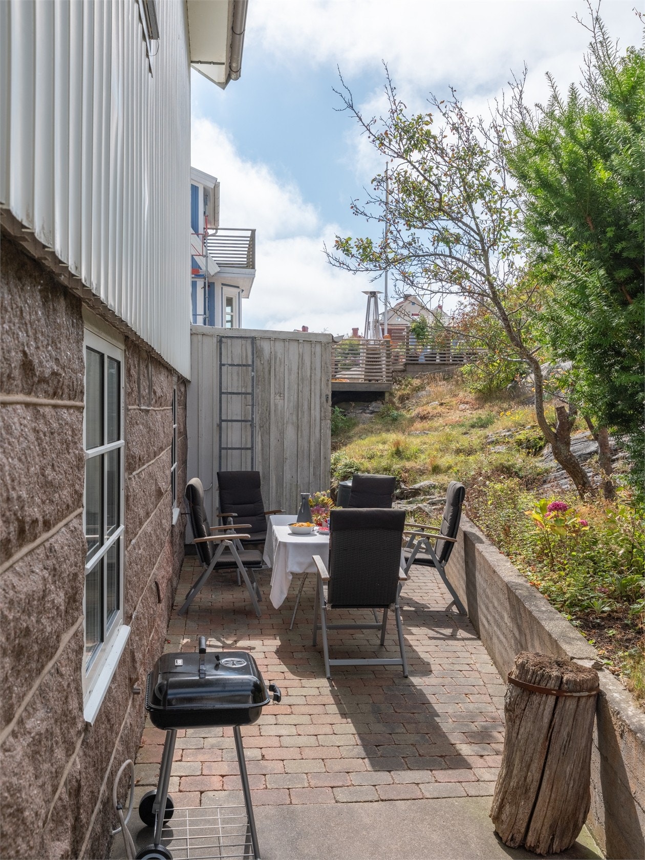 Mysig uteplats i marknivå Galleribilde