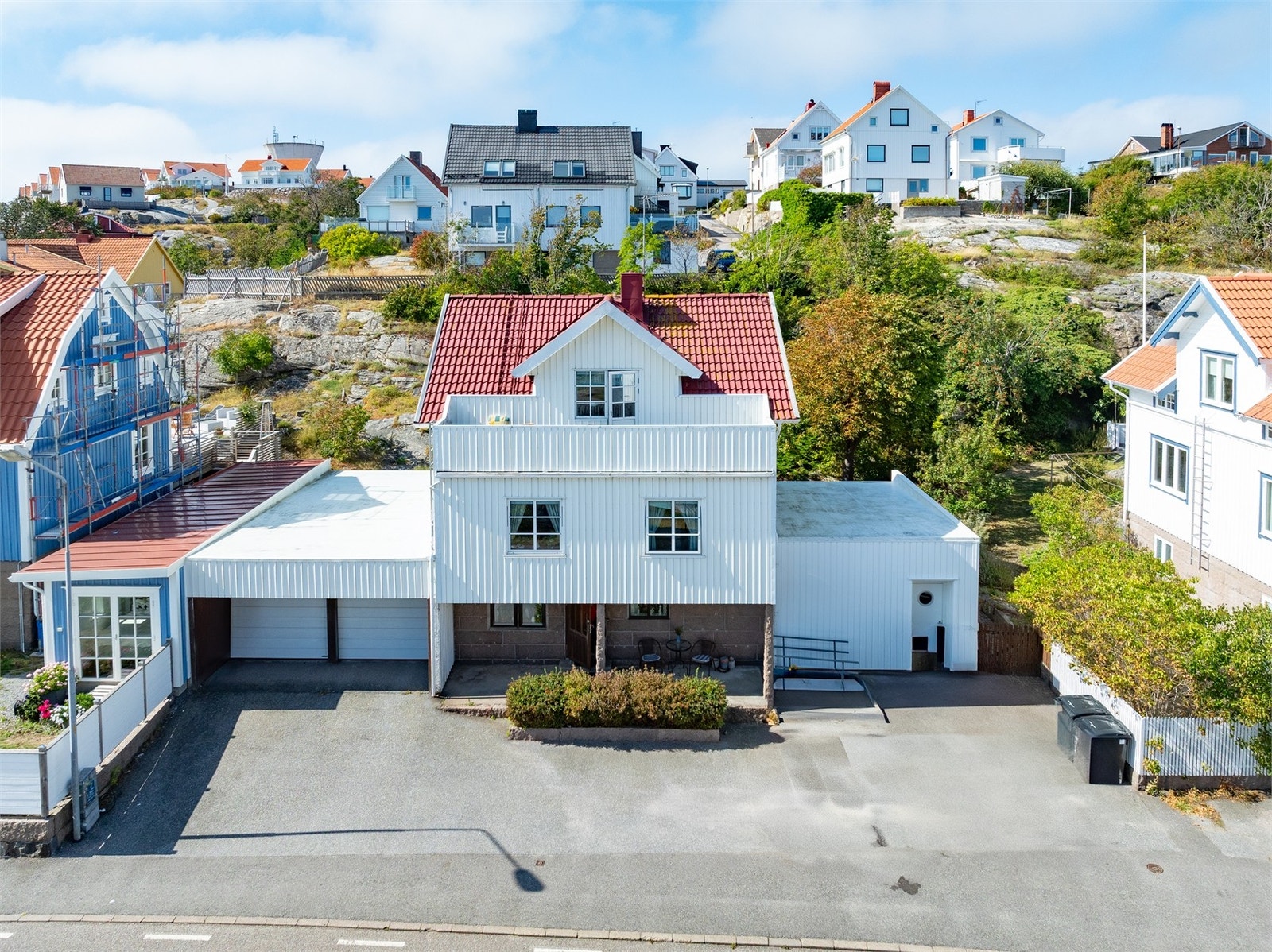 Rejäl villa med plats för många bilar på uppfarten Galleribilde