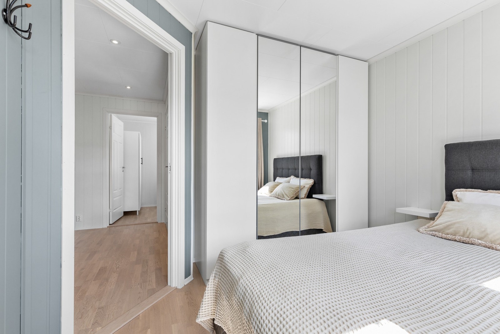 Hovedsoverommet har fin plass til dobbeltseng, nattbord og garderobeskap Galleribilde