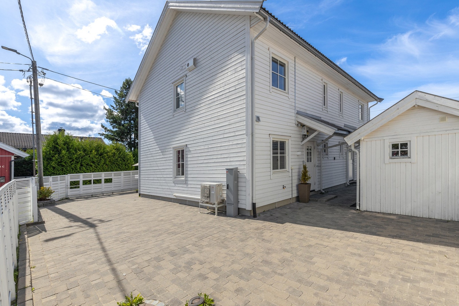 Eiendommen har parkering i garasje og gårdsplass Galleribilde