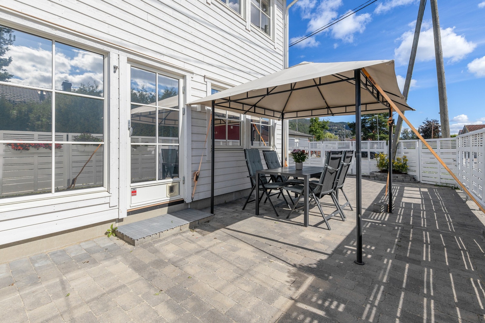 Fra stuen er det utgang til en trivelig uteplass belagt med brostein Galleribilde