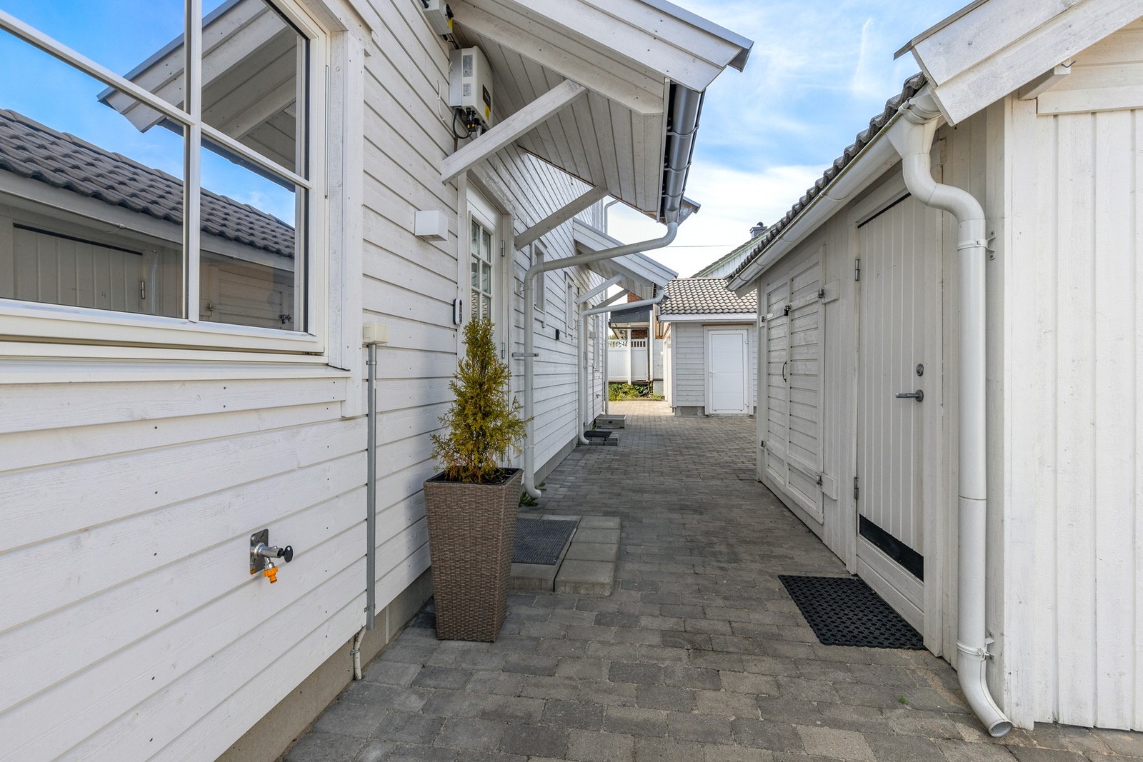 Hyggelig, overbygget inngangsparti Galleribilde