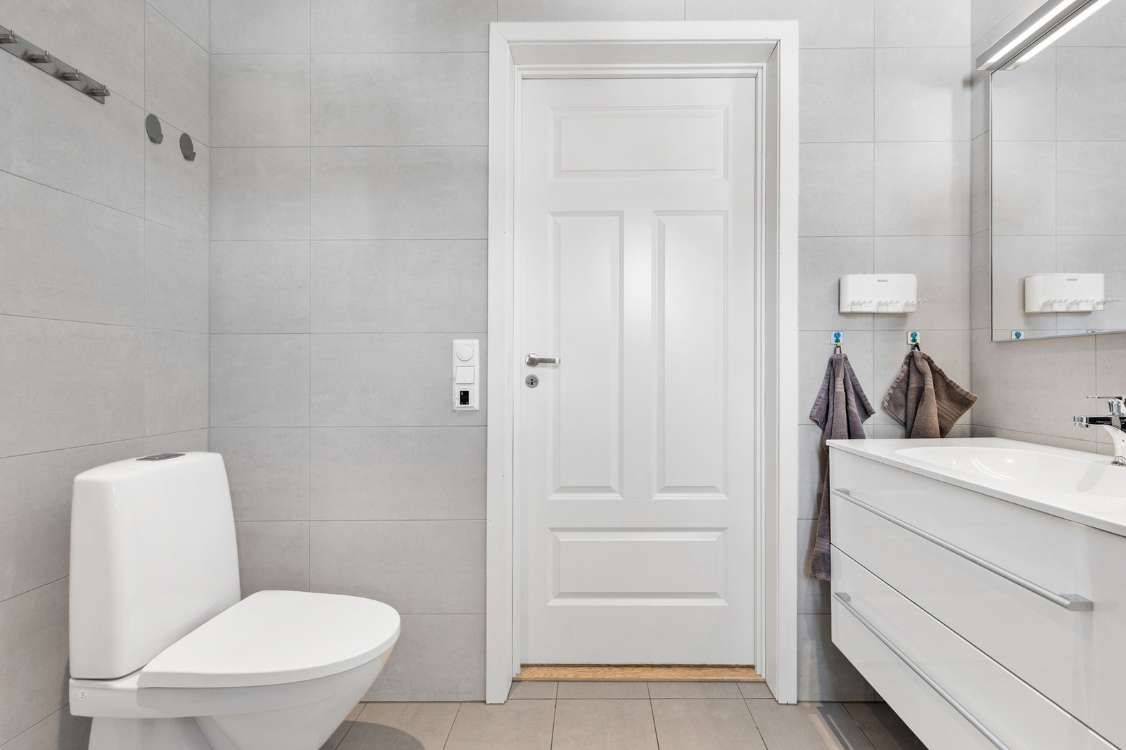 Videre er det et gulvstående toalett og innredning med nedsunket servant Galleribilde