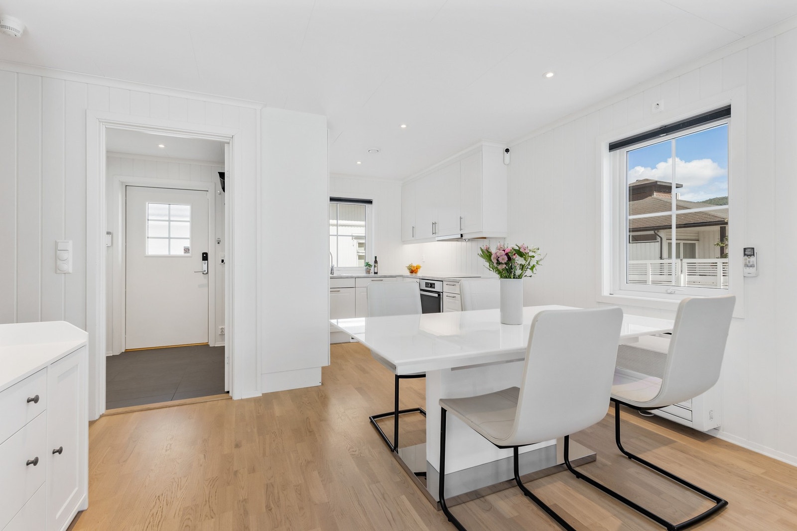 Pen kjøkkeninnredning med profilerte fronter og laminat benkeplate Galleribilde