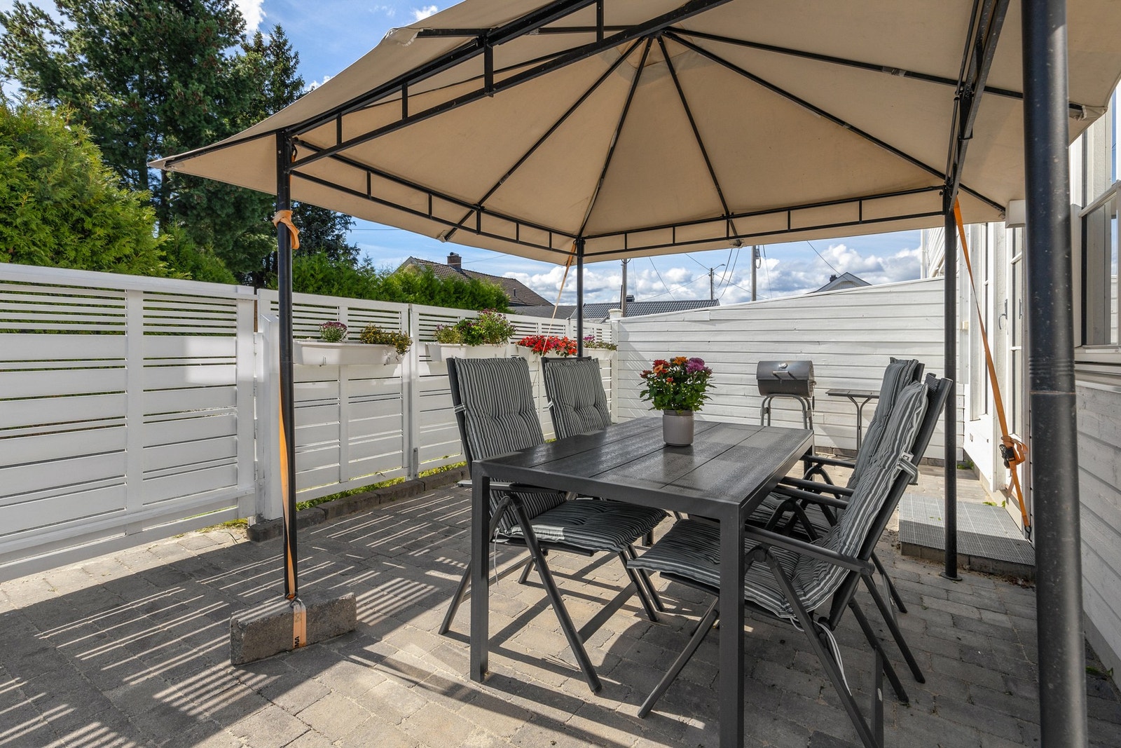 Det er også er oppført en pergola (medfølger) - perfekt for hyggelige samlinger utendørs Galleribilde