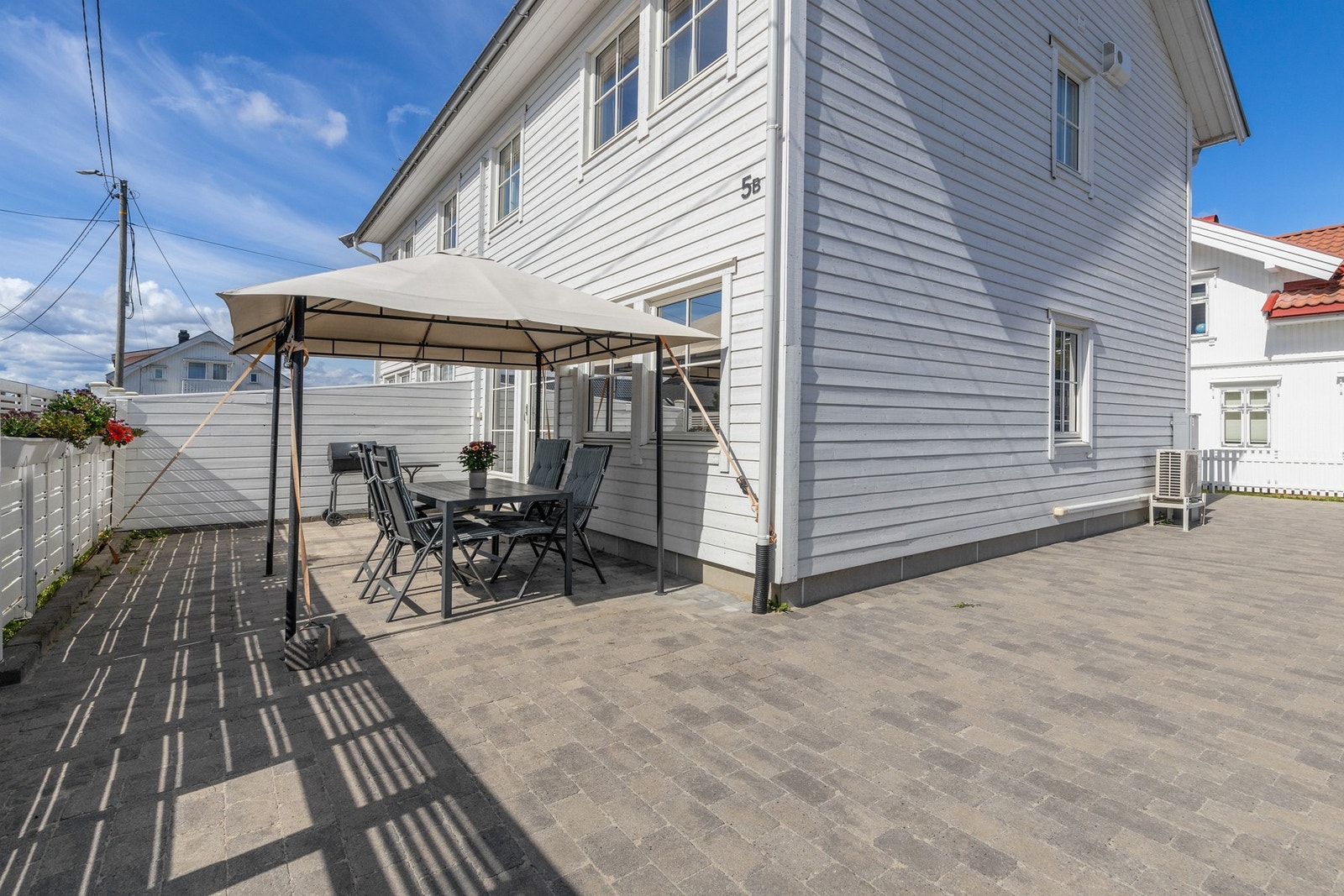 Uteplassen er sydvendt og har gode solforhold Galleribilde