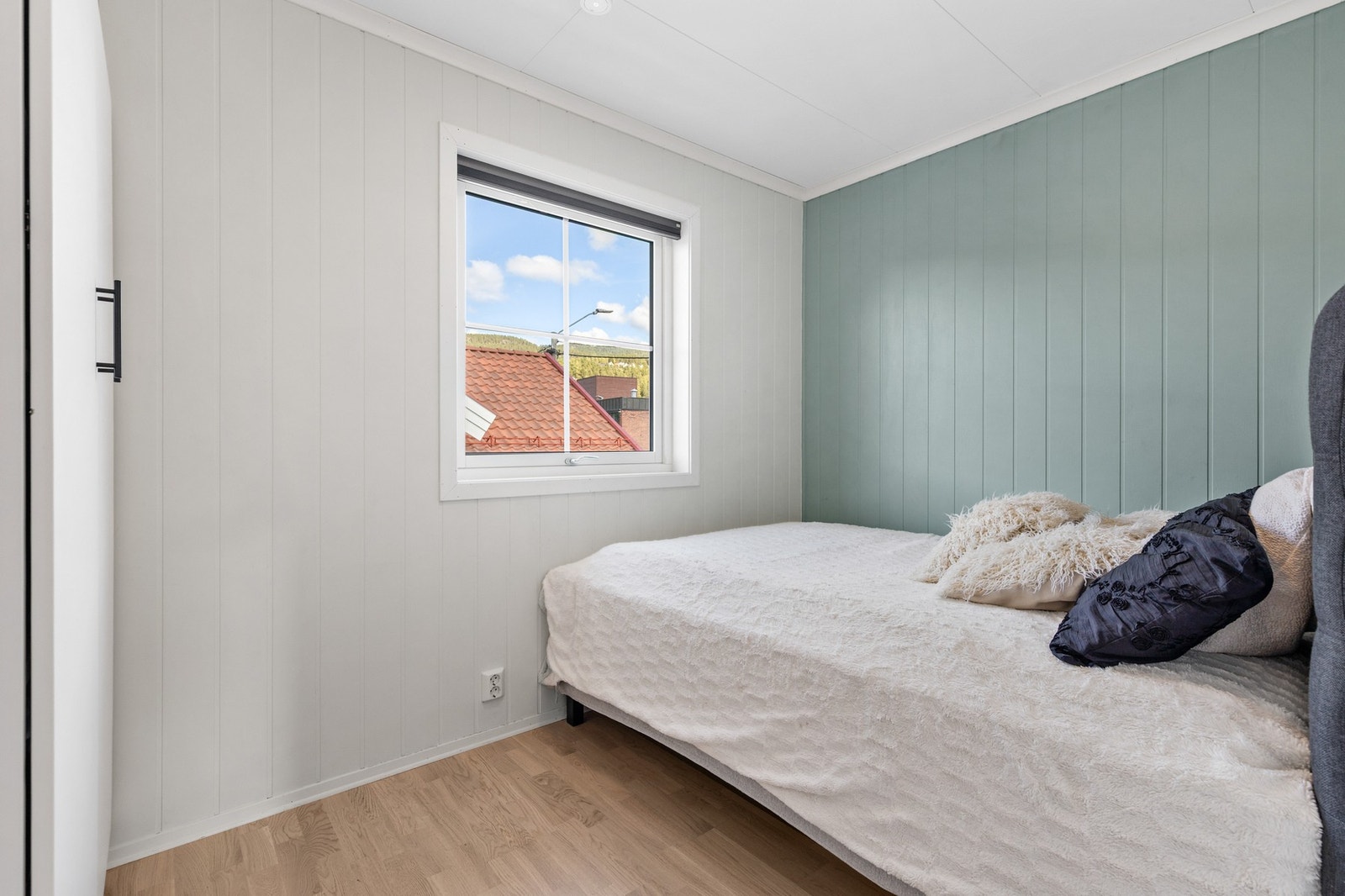 Alle rommene har parkett på gulv, panel på vegger og takplater i himling Galleribilde