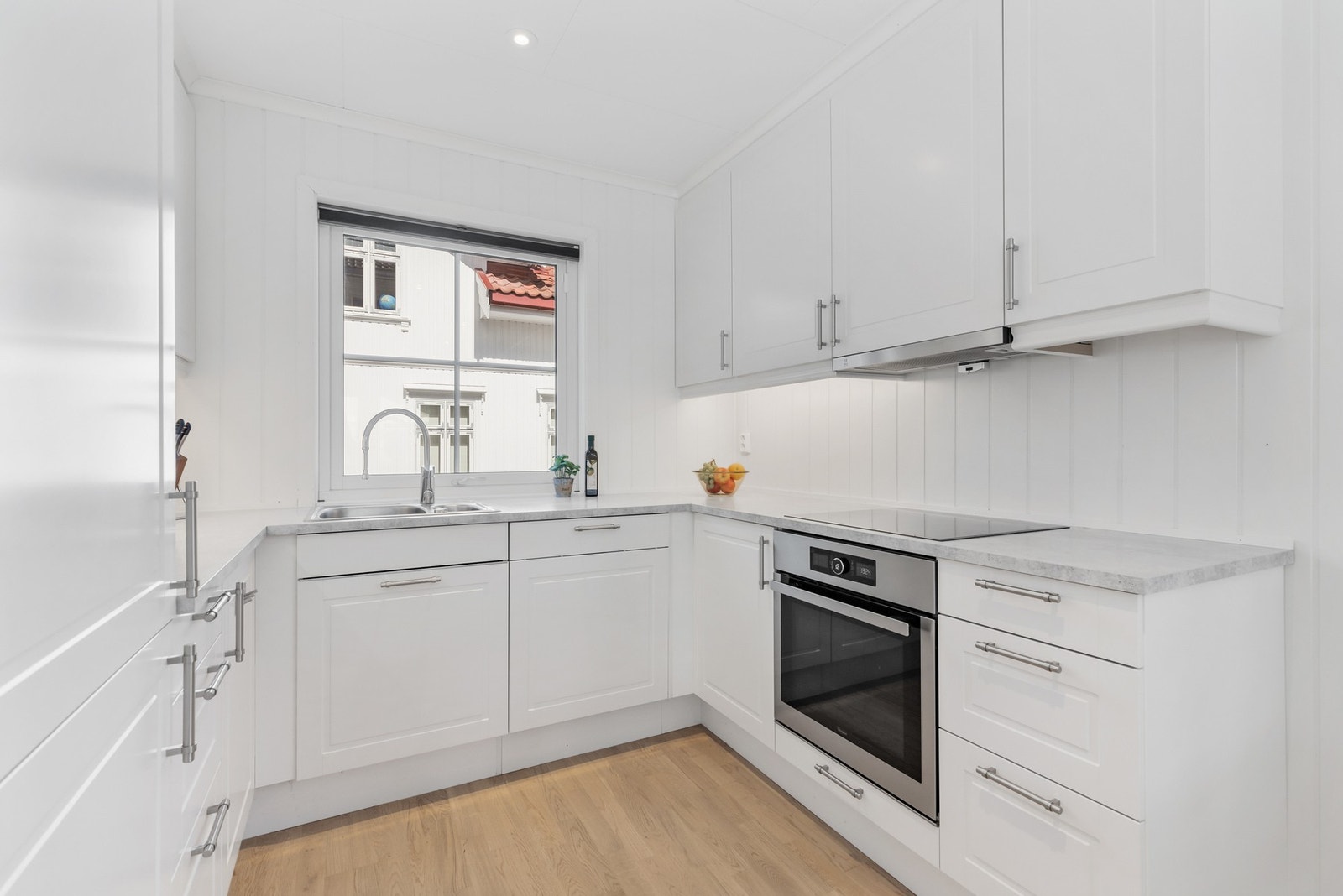 Det er montert kjøkkenventilator i overskap, automatisk vannstopper og komfyrvakt Galleribilde