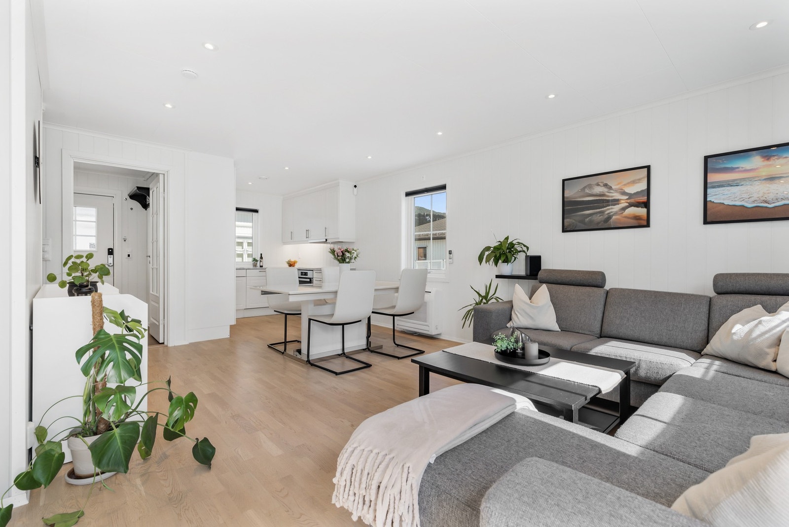 Rommet har en god utforming med plass til både sofa, tv-møblement og spisebord i tilknytning til kjøkkenet Galleribilde