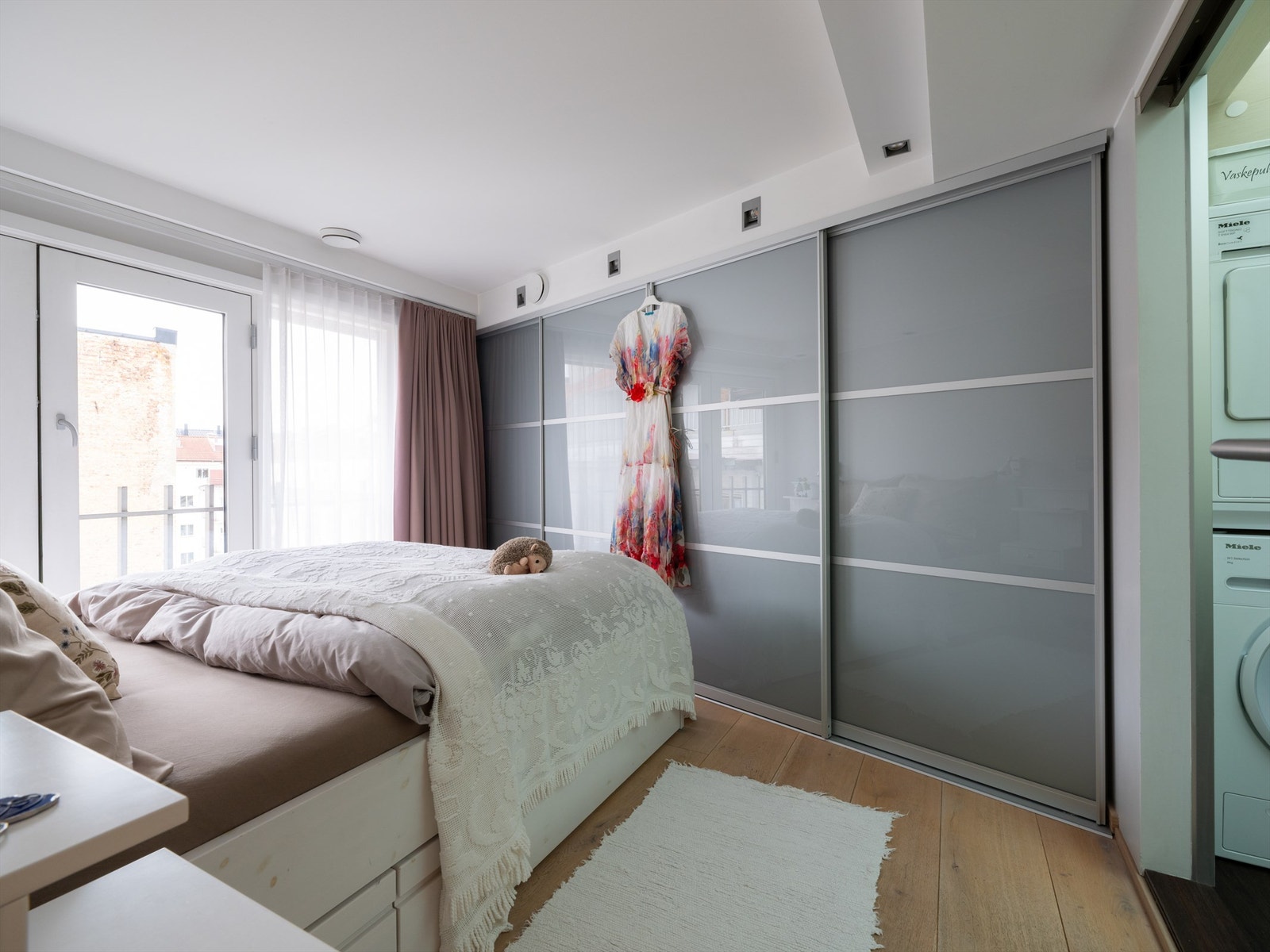 Begge soverommene har plassbygd skyvedørsgarderobe som sikrer godt med oppbevaringsplass. Hovedsoverommet har fransk balkong Galleribilde