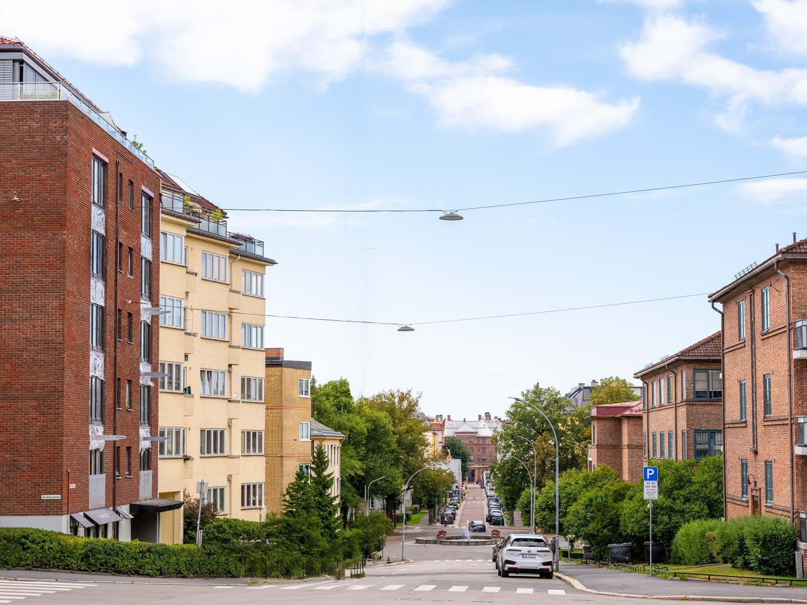 Strøket har et variert og godt tilbud av en rekke delikatesseforretninger, nærbutikker, dagligvareforretninger, kafeer og restauranter, samt treningssentre og spa- og velværetilbud Galleribilde