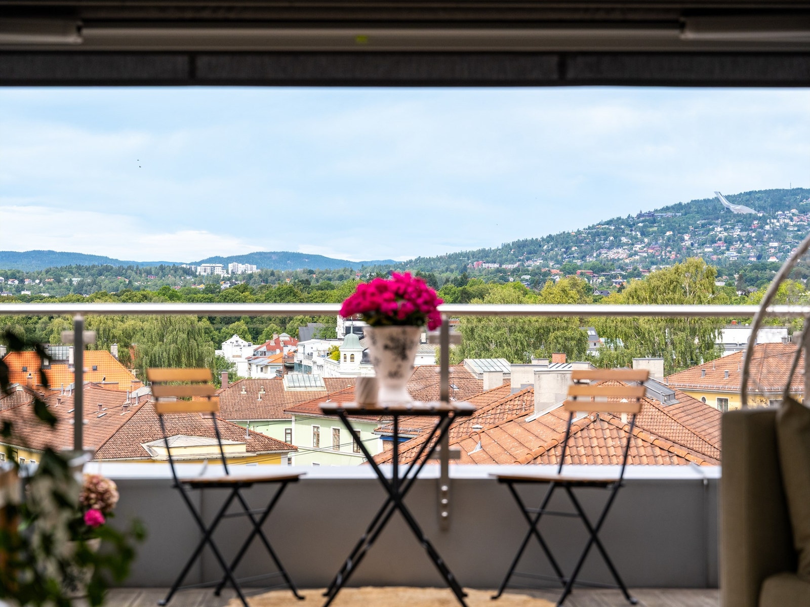 Leiligheten har en fantastisk takterrasse med vidstrakt utsikt og gode solforhold Galleribilde