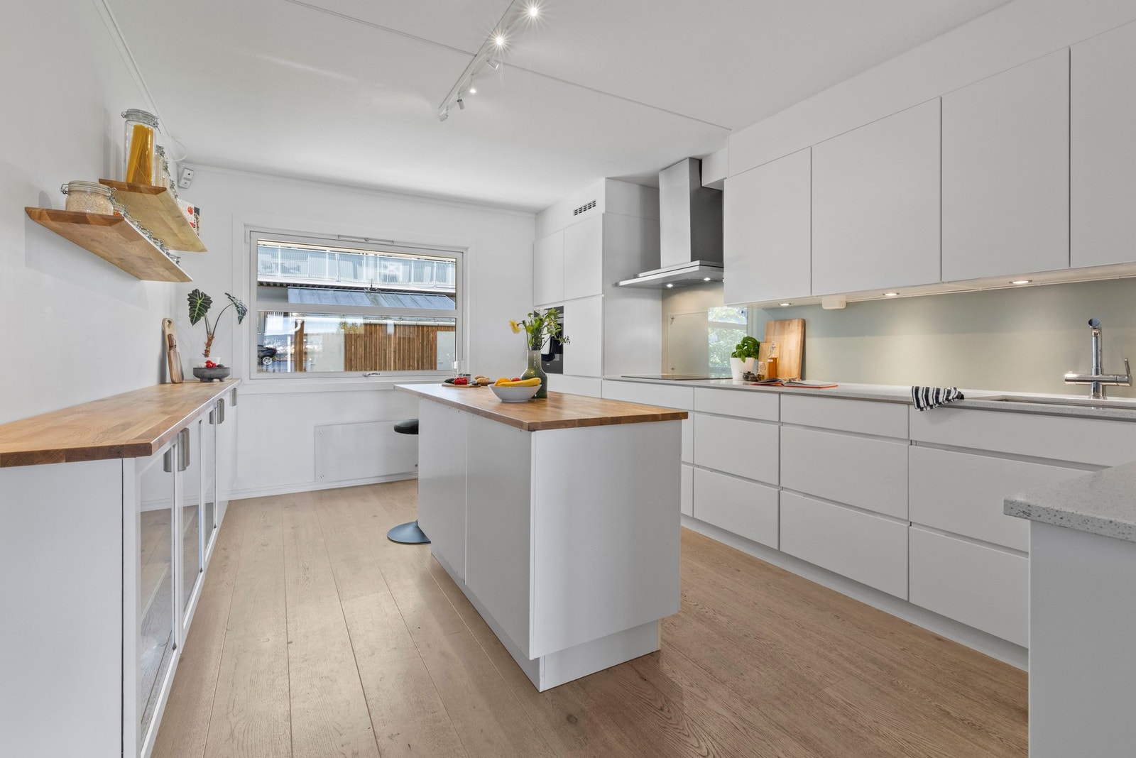 Lyst og moderne kjøkken fra Kvik (2016) i tidløst design. Galleribilde