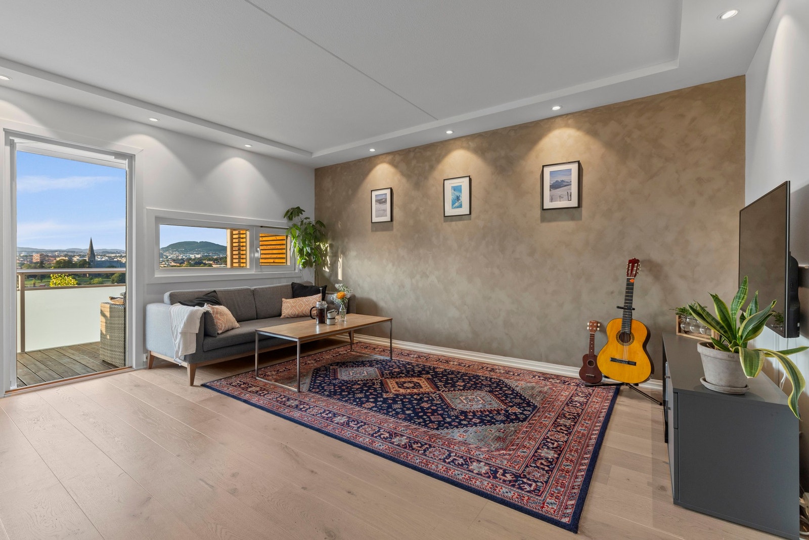 Det er god plass til sofaseksjon og medievegg. Galleribilde