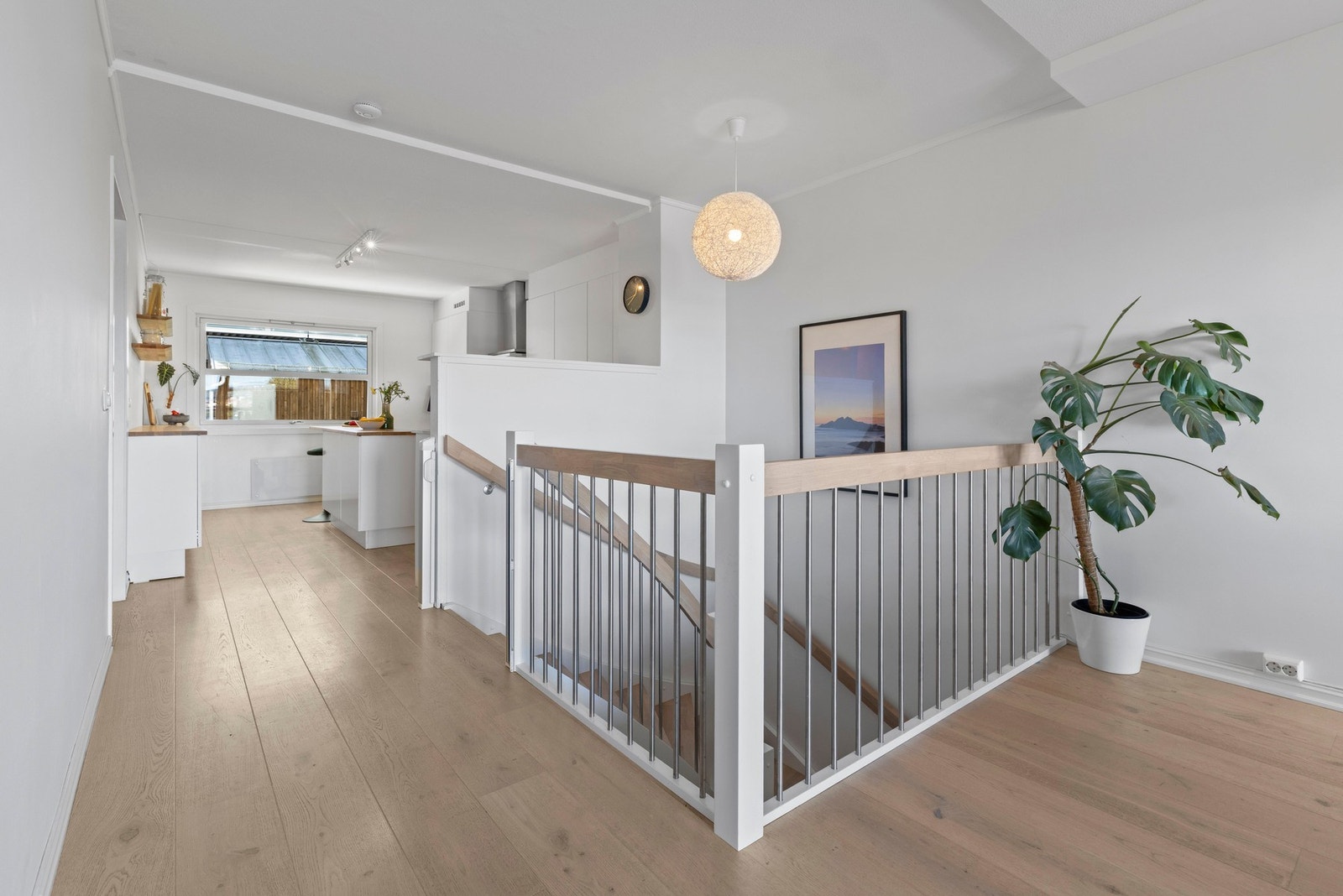 Fra trappegangen går turen videre ned til underetasjen, hvor man finner boligens øvrige rom. Galleribilde