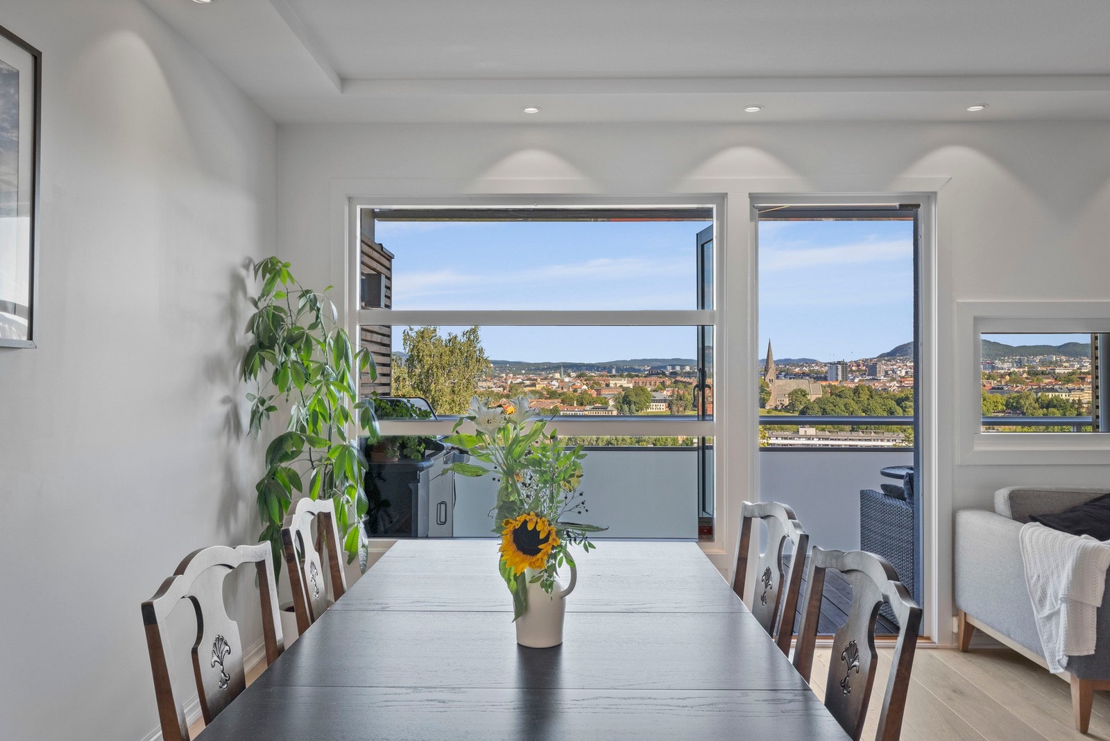 Middagen kan nytes med panoramautsikt over byen og fjorden. Galleribilde