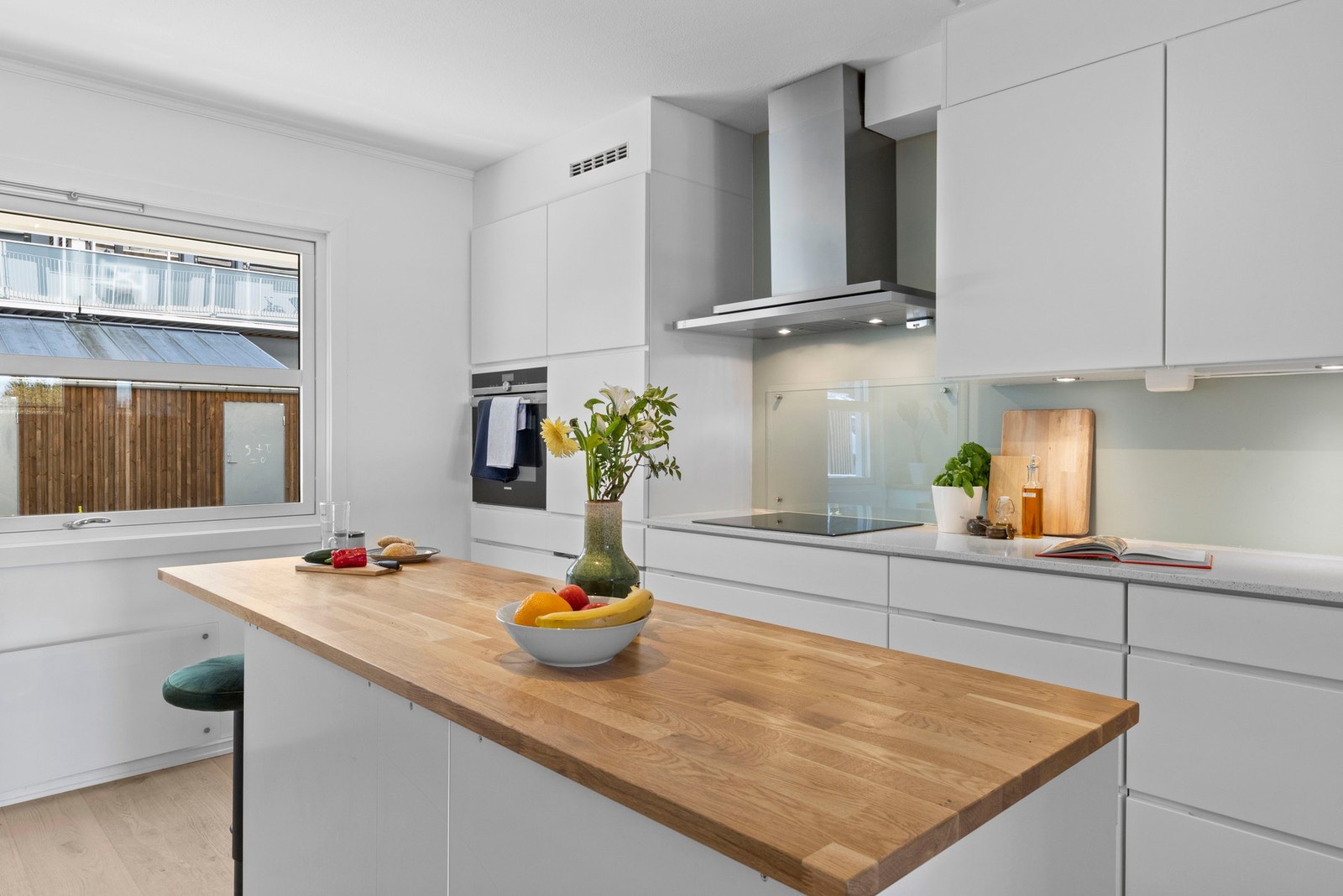 Kjøkkenøya blir et naturlig samlingspunkt. Her kan man nyte enkle måltider. Galleribilde