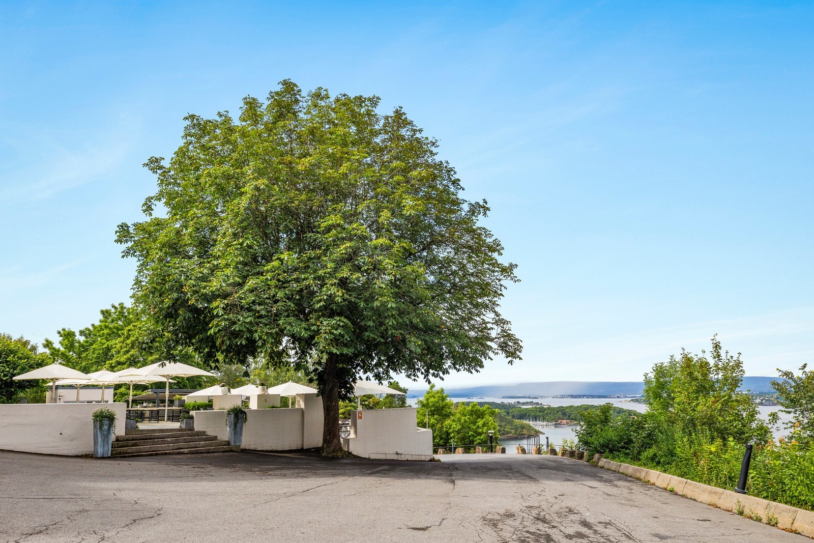 Ca. en halvtimes spasertur, finner du populære Ekebeergrestauranten med flott utsikt over byen og fjorden. Galleribilde