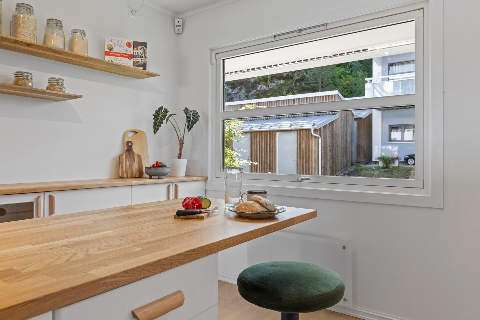 Benkeplater i heltre eik gir varme og naturlig sjarm til kjøkkenet. Galleribilde