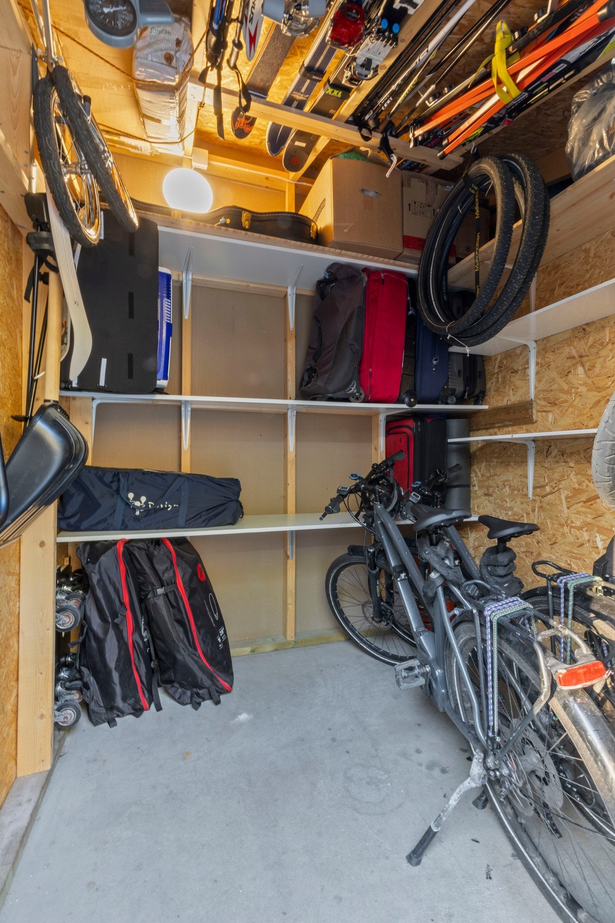 Det medfølger en utvendig sportsbod på ca. 4 kvm. Galleribilde