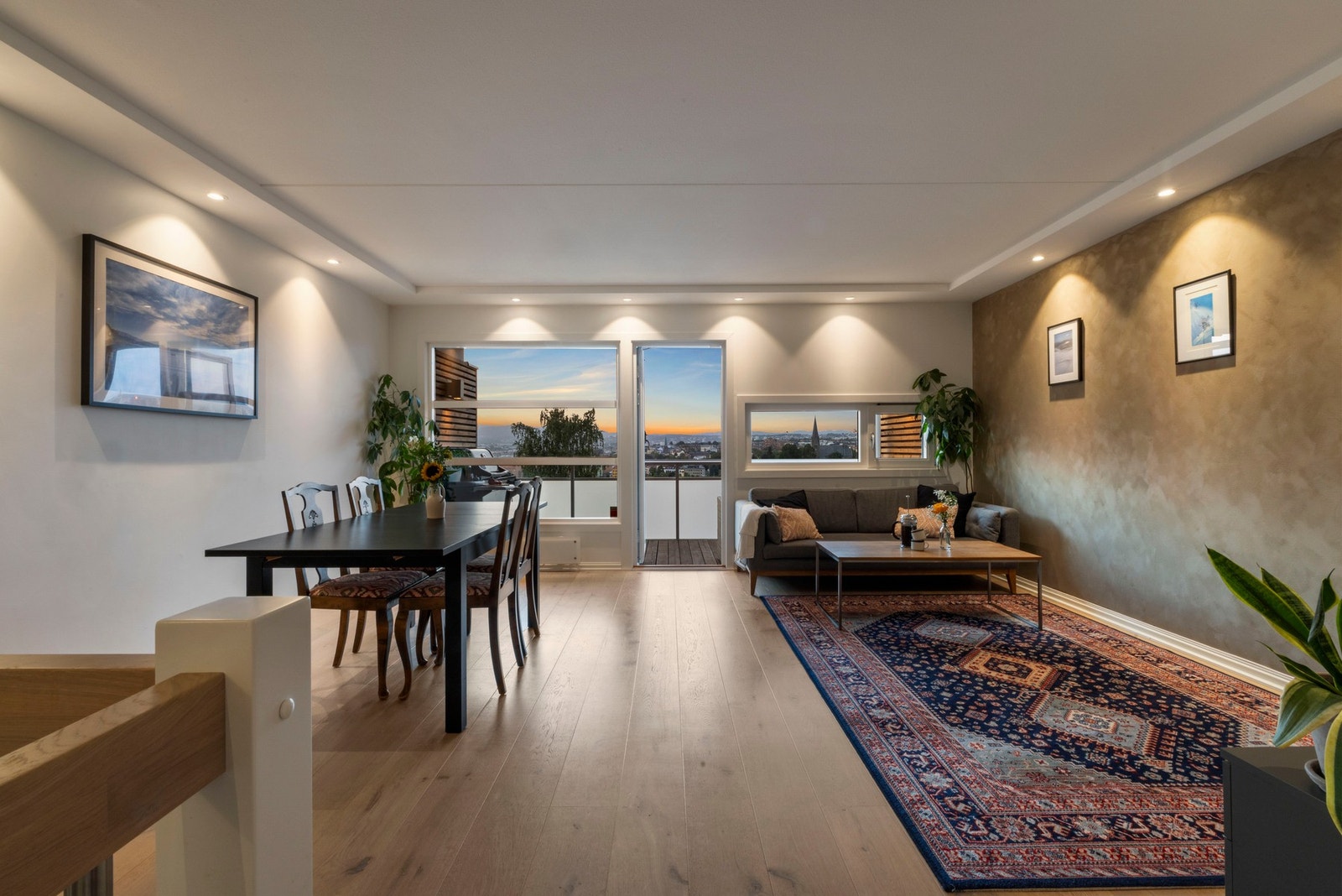 Dette er en meget attraktiv og romslig 4-roms over to plan med fantastisk utsikt! Galleribilde