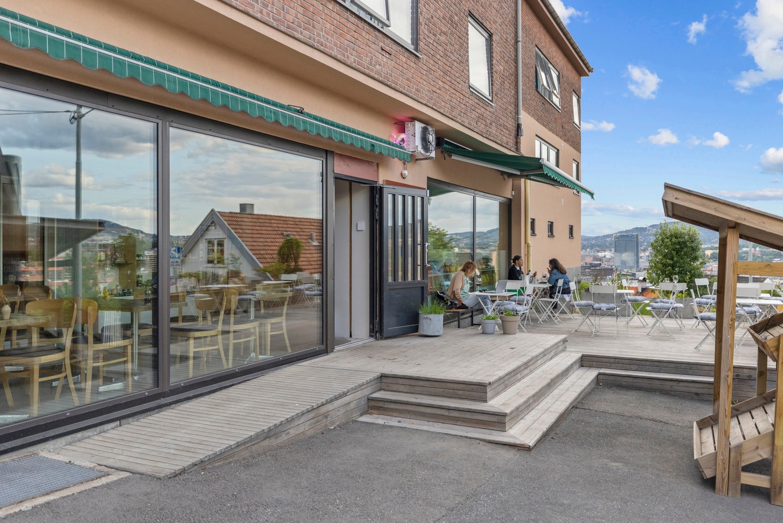 Herlig spisested i nabolaget hvor man kan nyte den flotte utsikten av Oslo by. Galleribilde