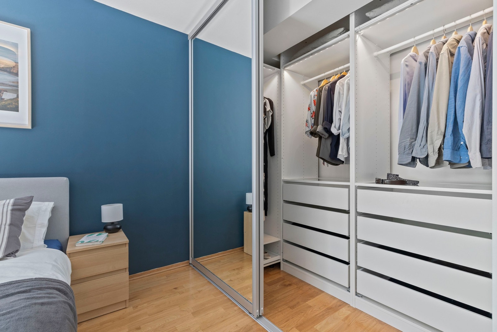 Her er det svært god lagringsplass i stor skyvedørsgarderobe med speildører. Galleribilde