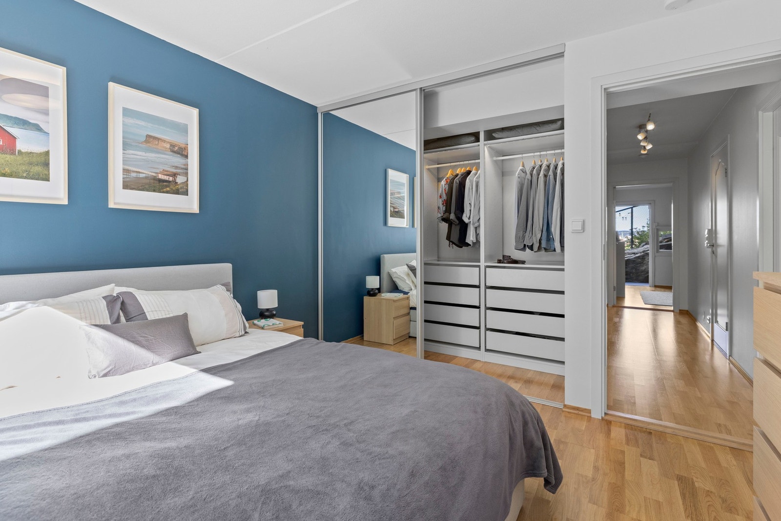 Romslig og sjarmerende hovedsoverom. Galleribilde