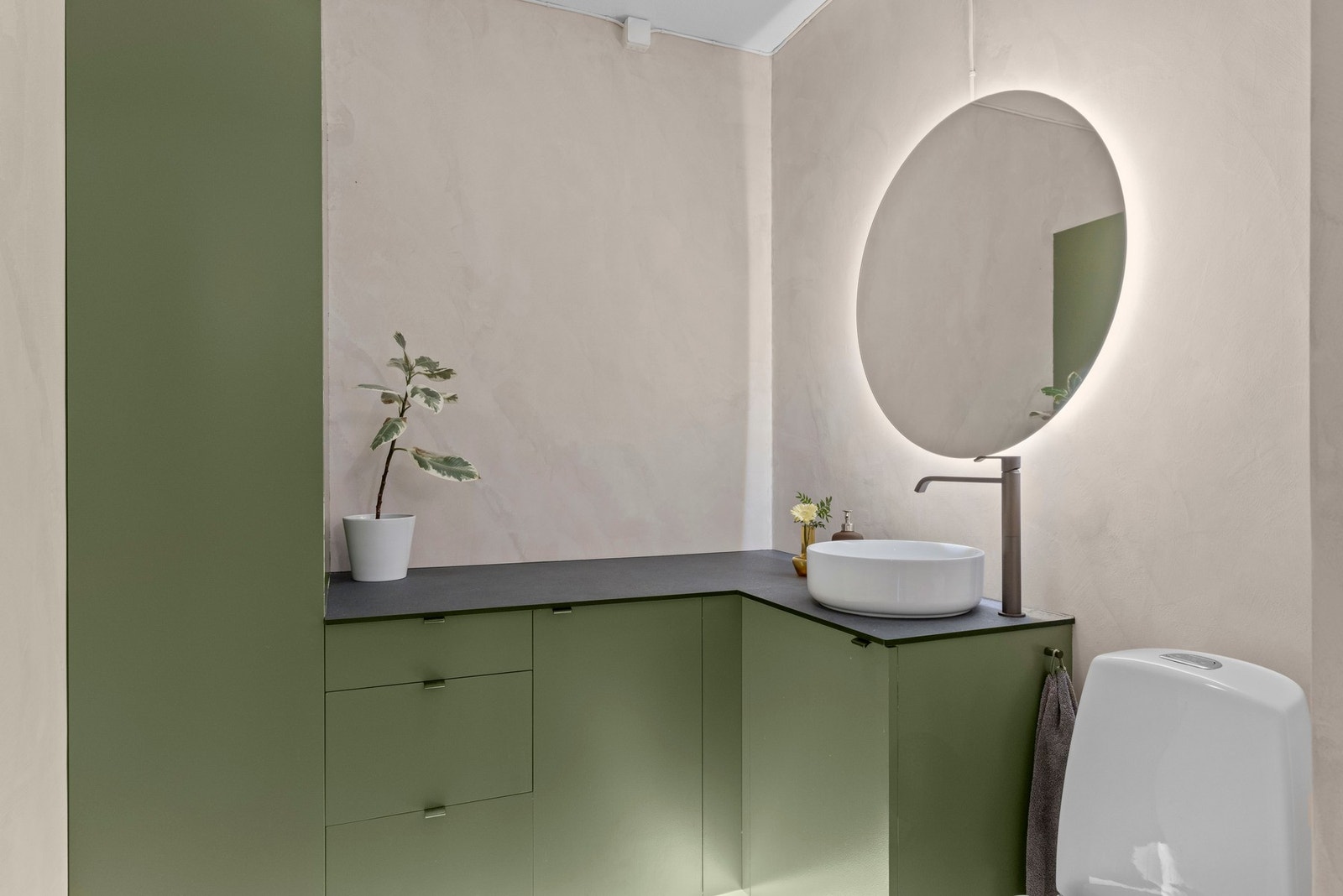 Moderne innredning. Hjørneskapet har en uttrekkbar hylle. Galleribilde