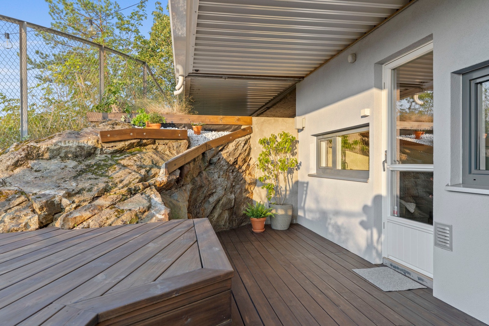 Terrassen er skjermet og delvis omkranset av fjell, som gir en rolig og naturlig atmosfære Galleribilde