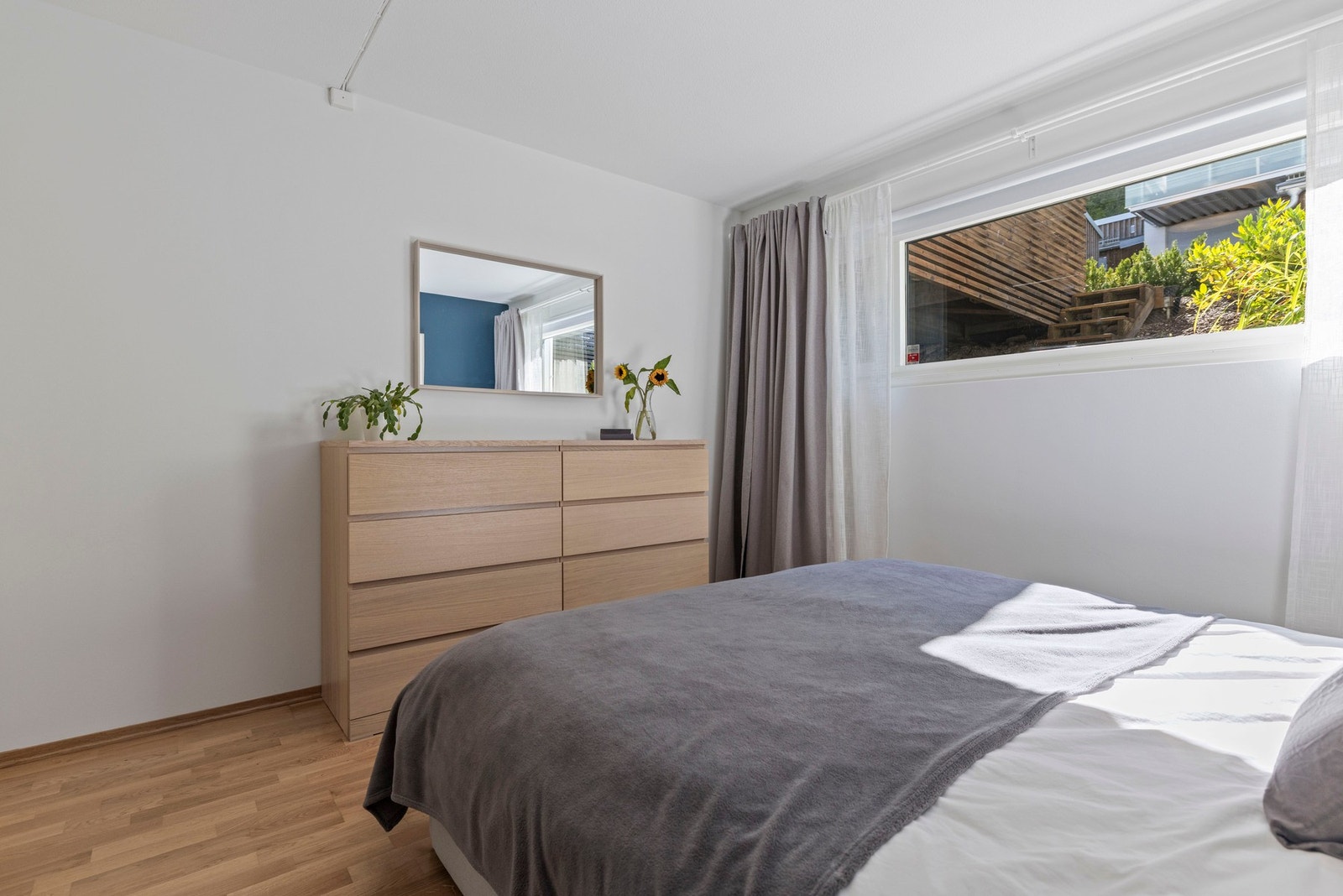 Det er god plass til dobbeltseng, nattbord, kommode og annet ønsket møblement. Galleribilde