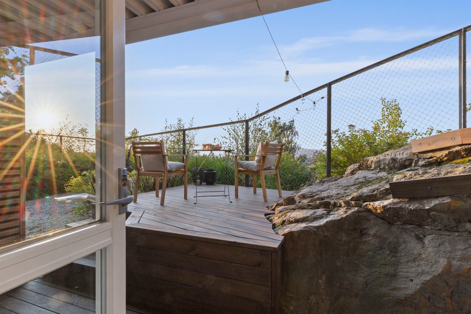 Terrassen ligger vestvendt og gir flotte solforhold utover ettermiddagen og kvelden. Galleribilde