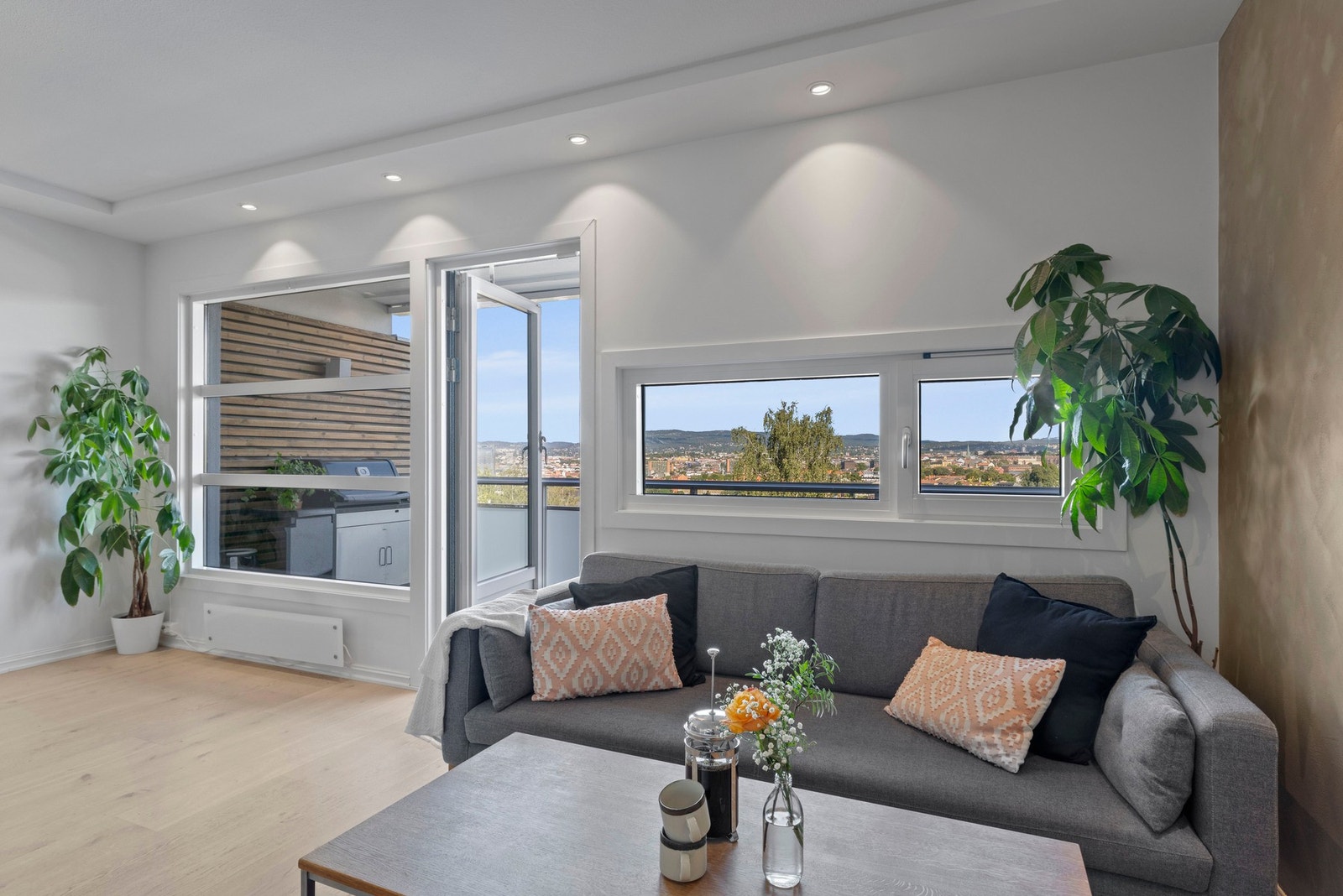 De store vinduene gir en unik innramming av utsikten mot byen og fjorden. Galleribilde