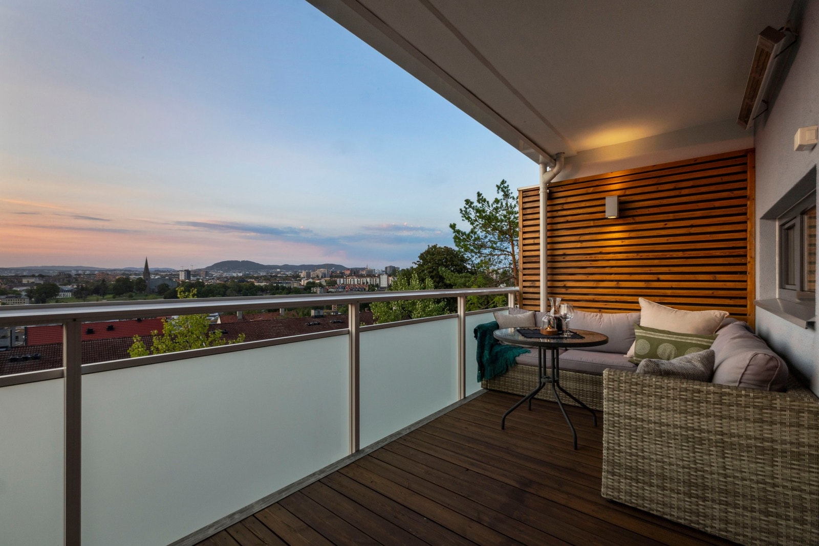 Kveldsstemning balkong. Galleribilde