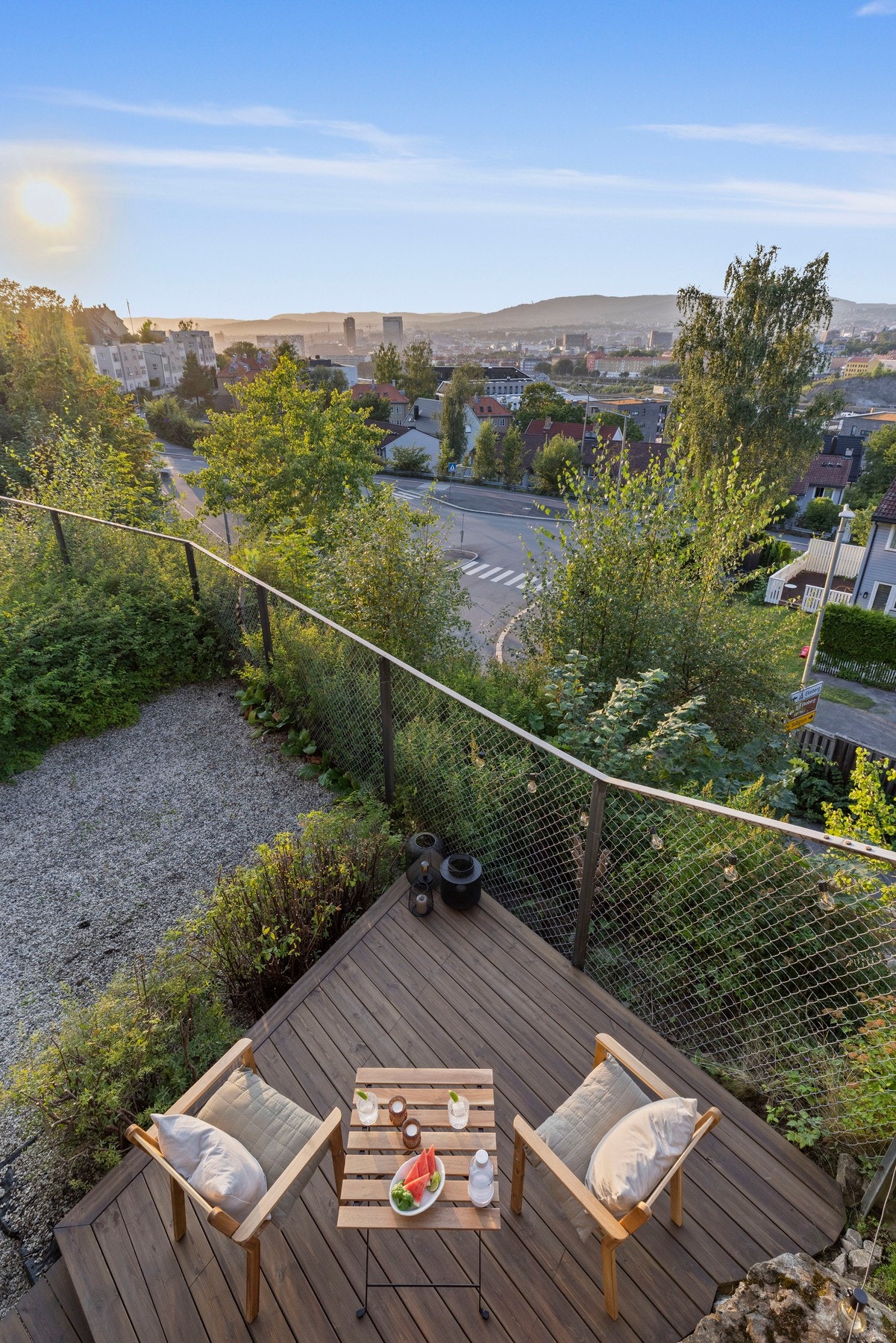 Fra øvre plan ser du rett ned på markterrassen - to uteplasser med herlig utsikt. Galleribilde