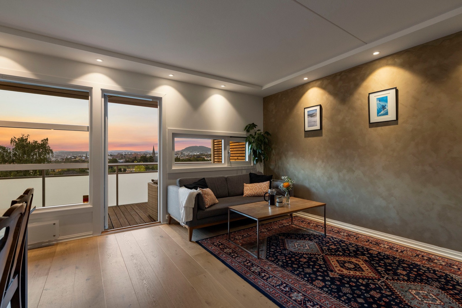 Store vindusflater og balkong gir vakker innramming av kveldshimmelen. Galleribilde